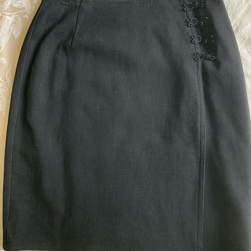 “KikIt”Classic Black Women's Skirt with Side Clasp Detail~~ Small